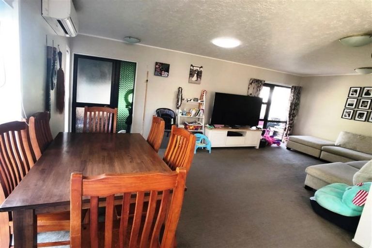 Photo of property in 2/7 Benygloe Place, Highland Park, Auckland, 2010