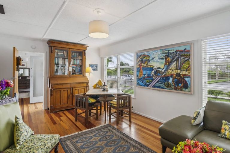 Photo of property in 15 Walton Avenue, Waikanae, 5036