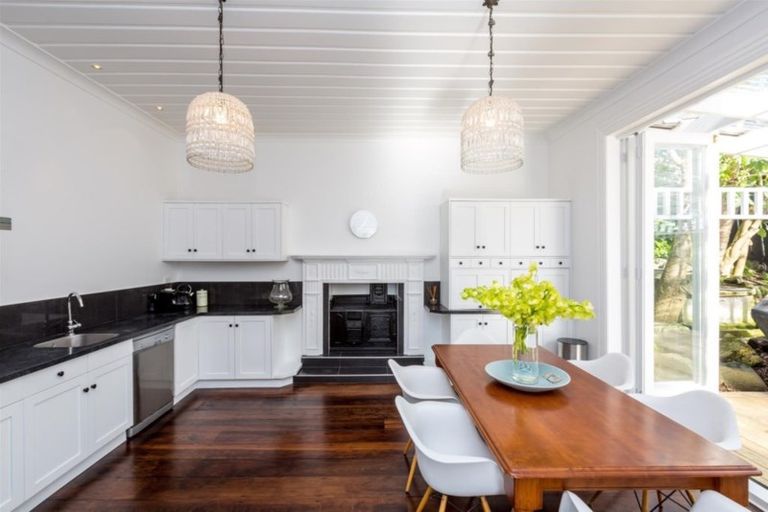 Photo of property in 100 Belt Road, New Plymouth, 4310