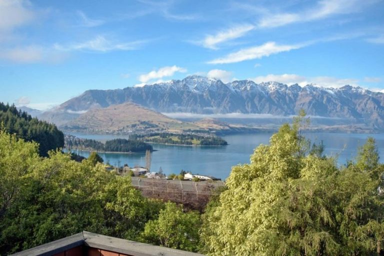 Photo of property in 35a Wynyard Crescent, Fernhill, Queenstown, 9300