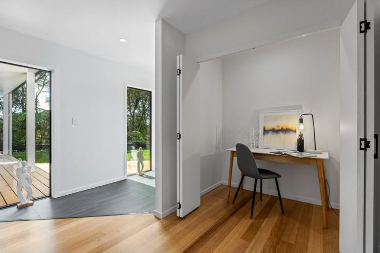 Photo of property in 25 Longfellow Parade, Glen Eden, Auckland, 0604