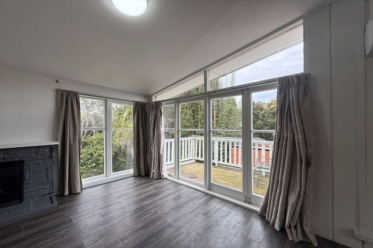 Photo of property in 16 Avonleigh Road, Green Bay, Auckland, 0604