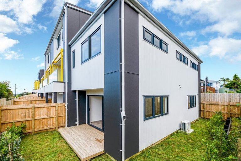 Photo of property in 4/43b Waimumu Road, Massey, Auckland, 0614