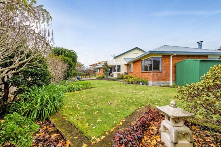Photo of property in 10 Taylor Place, Merrilands, New Plymouth, 4312
