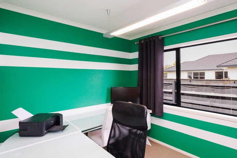 Photo of property in 38 Johnstone Drive, Fitzherbert, Palmerston North, 4410