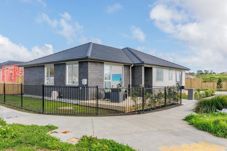 Photo of property in 42 Schoolside Road, Kumeu, 0810