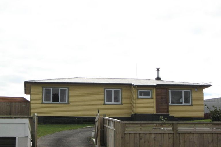 Photo of property in 98 Omata Road, Marfell, New Plymouth, 4310