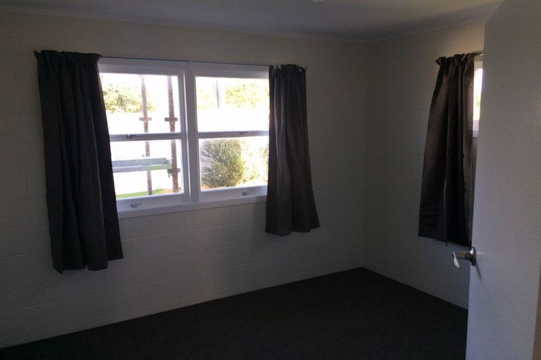 Photo of property in 98 Tirimoana Road, Te Atatu South, Auckland, 0602