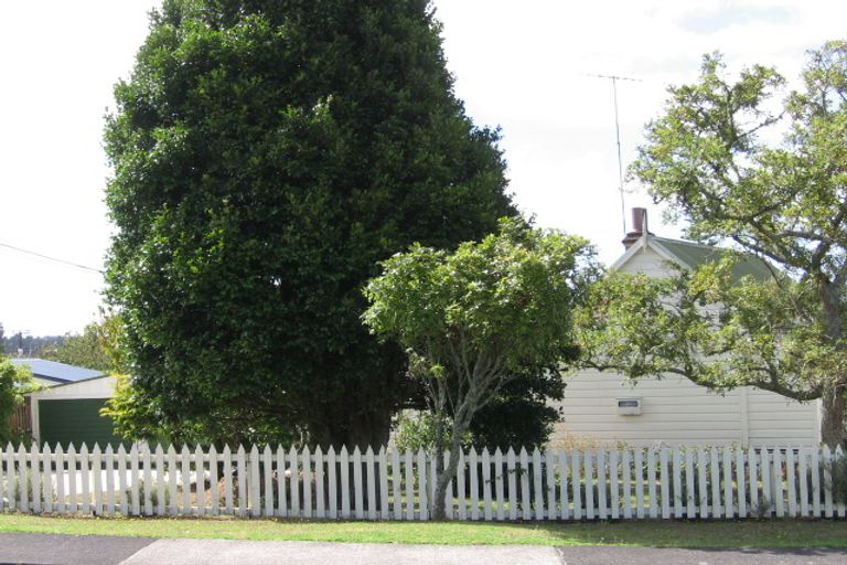 Photo of property in Fordham Cottage, 8 Fordham Street, Beach Haven, Auckland, 0626
