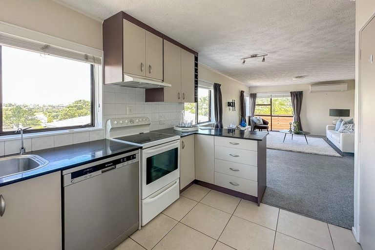 Photo of property in 2/51 Nigel Road, Browns Bay, Auckland, 0630