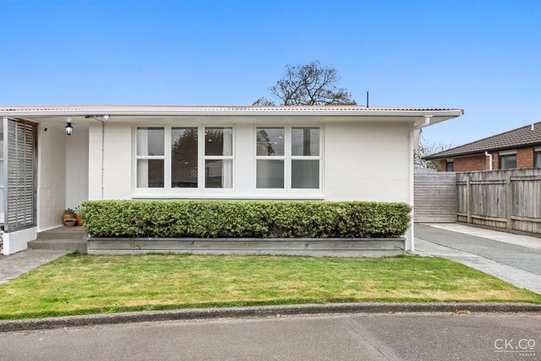 Photo of property in 1a Saulbrey Grove, Woburn, Lower Hutt, 5010