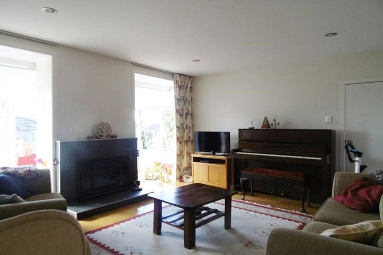 Photo of property in 11 Ward Crescent, Te Atatu Peninsula, Auckland, 0610