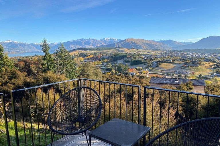 Photo of property in 5 Weatherall Close, Wanaka, 9305