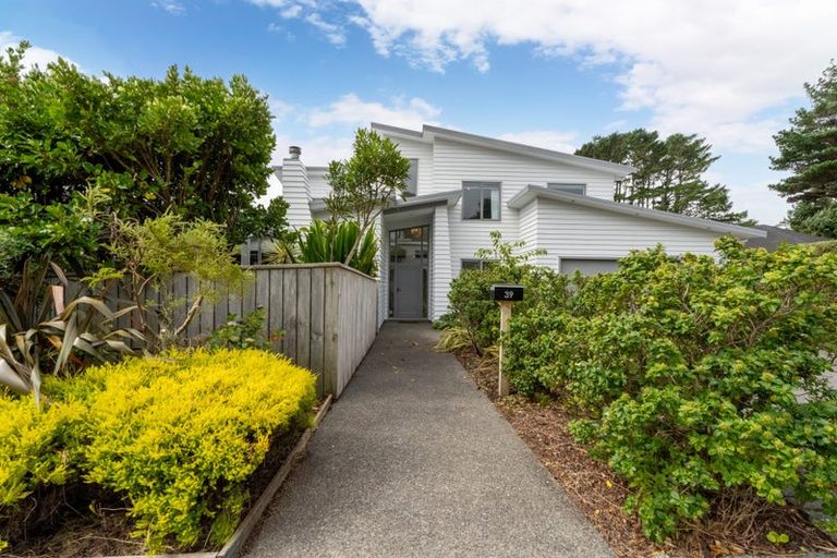 Photo of property in 39 Winsley Terrace, Churton Park, Wellington, 6037