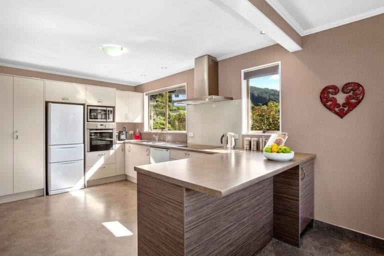 Photo of property in 17 Balliol Drive, Tawa, Wellington, 5028