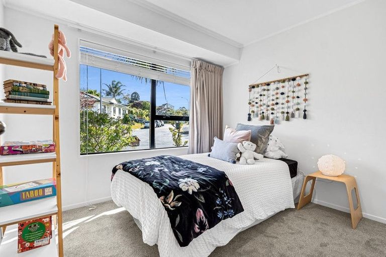 Photo of property in 9 Wyatt Place, Glendene, Auckland, 0602