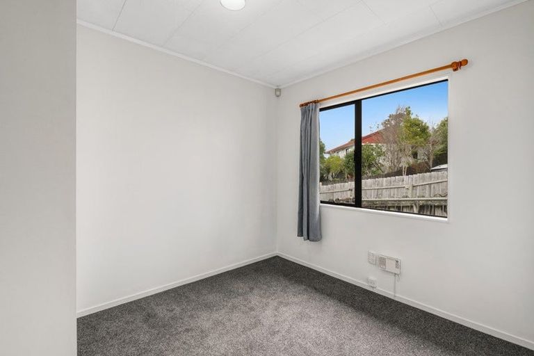 Photo of property in 1/25 Jumento Place, Unsworth Heights, Auckland, 0632