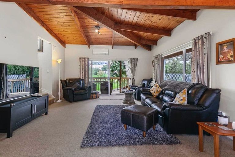 Photo of property in 2/94 Nigel Road, Browns Bay, Auckland, 0630