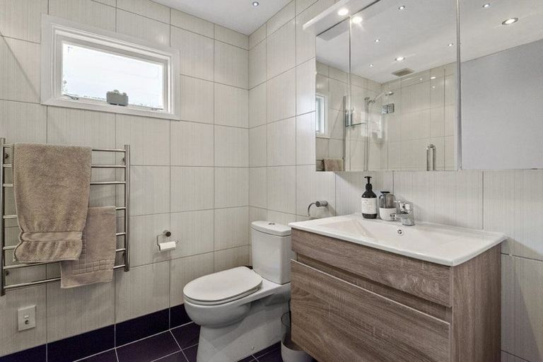 Photo of property in 2 Lyons Avenue, Murrays Bay, Auckland, 0630