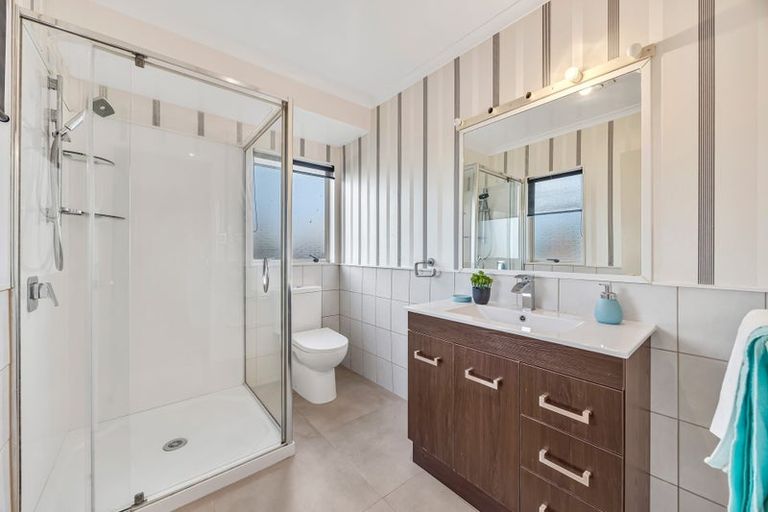 Photo of property in 13 Bridgehead Cove, West Harbour, Auckland, 0618