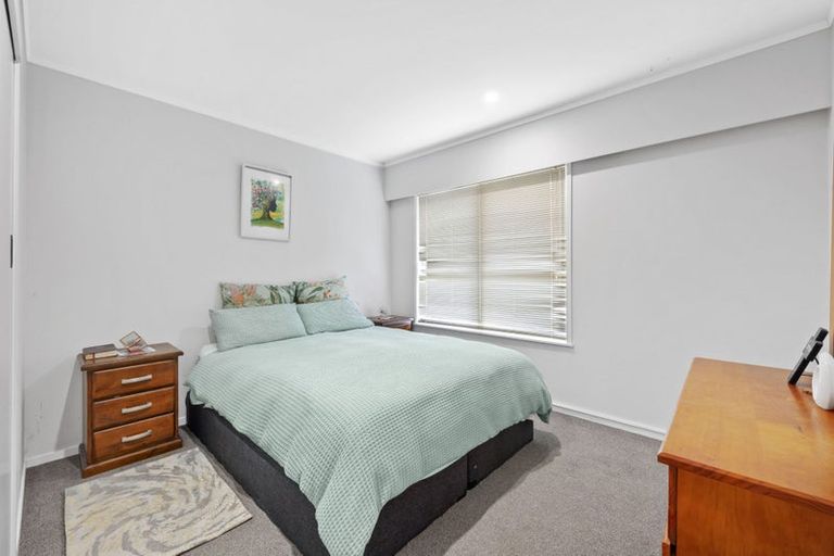 Photo of property in 18 Borrowdace Avenue, Botany Downs, Auckland, 2010