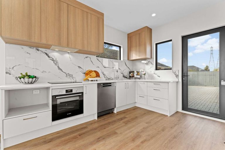 Photo of property in 2/113 Flanshaw Road, Te Atatu South, Auckland, 0610