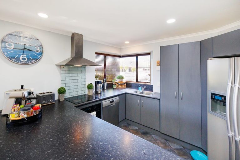 Photo of property in 12 Walnut Grove, Kelvin Grove, Palmerston North, 4414