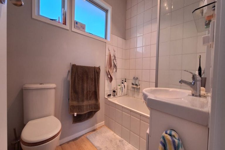 Photo of property in 2/8 Phillipa Place, Browns Bay, Auckland, 0630