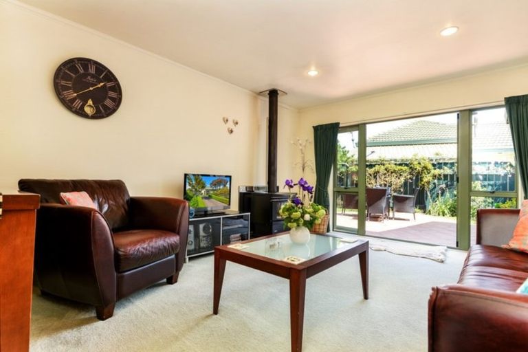 Photo of property in 32 Caroline Crescent, Highbury, Palmerston North, 4412
