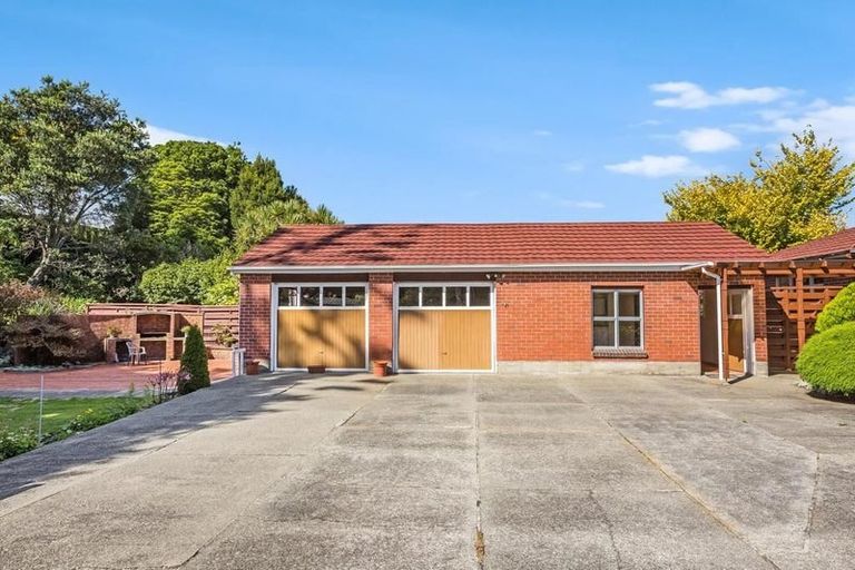 Photo of property in 11 Iti Grove, Waikanae, 5036