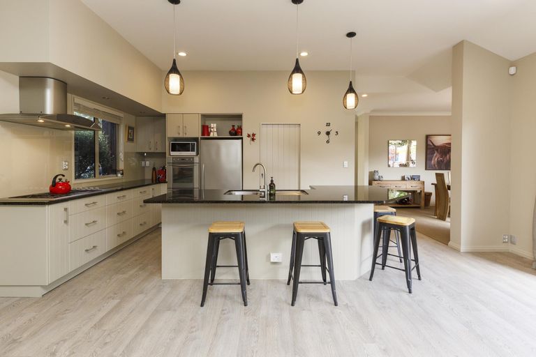 Photo of property in 2 Pastoral Lane, Hokowhitu, Palmerston North, 4410