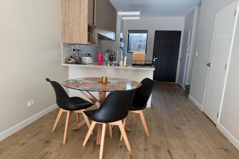 Photo of property in 5/58 Te Atatu Road, Te Atatu South, Auckland, 0610