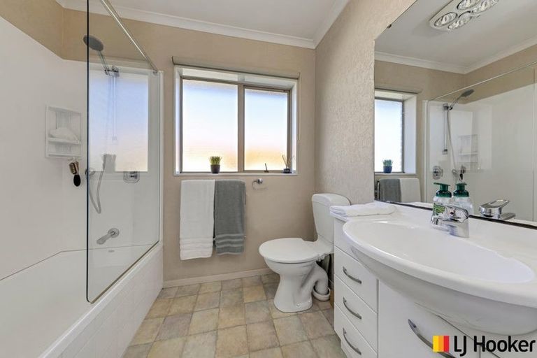 Photo of property in 14 Sandwick Drive, Weymouth, Auckland, 2103