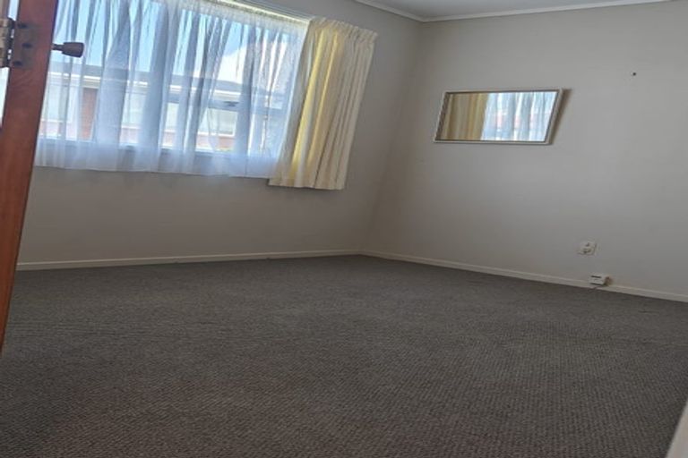 Photo of property in 2/3 Ian Place, Glendene, Auckland, 0602