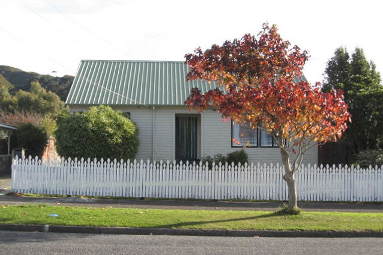 Photo of property in 5 Shearer Crescent, Naenae, Lower Hutt, 5011