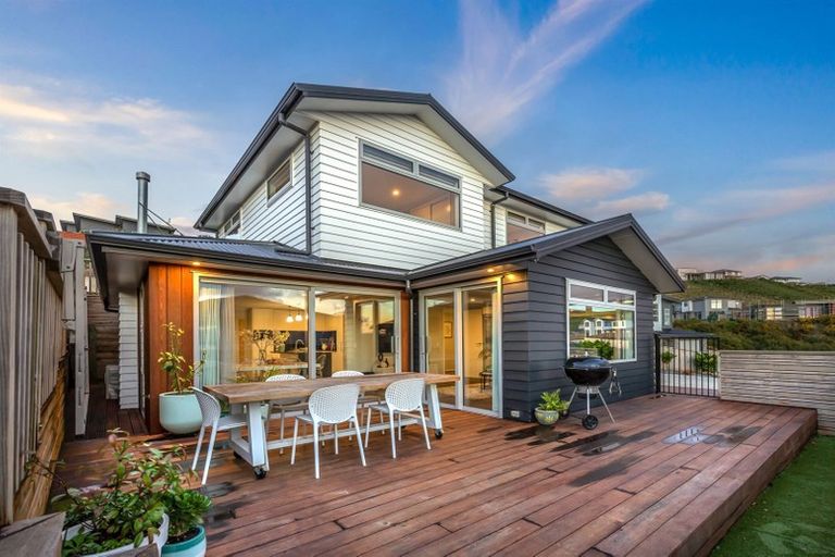 Photo of property in 7 Waitaria Terrace, Aotea, Porirua, 5024