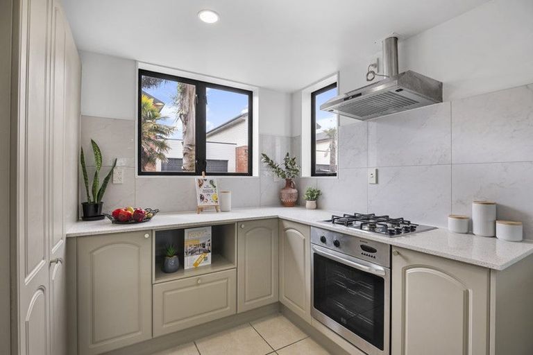 Photo of property in 32 Secoia Crescent, Mangere, Auckland, 2022