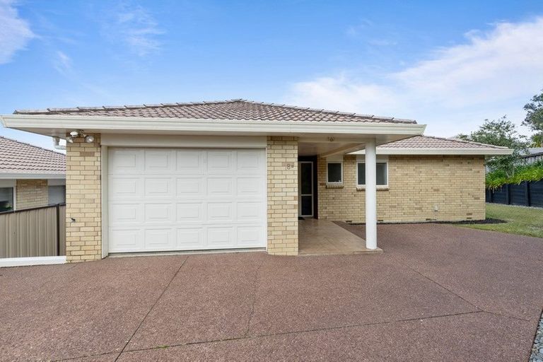 Photo of property in 2/8 Bronzewing Terrace, Unsworth Heights, Auckland, 0632