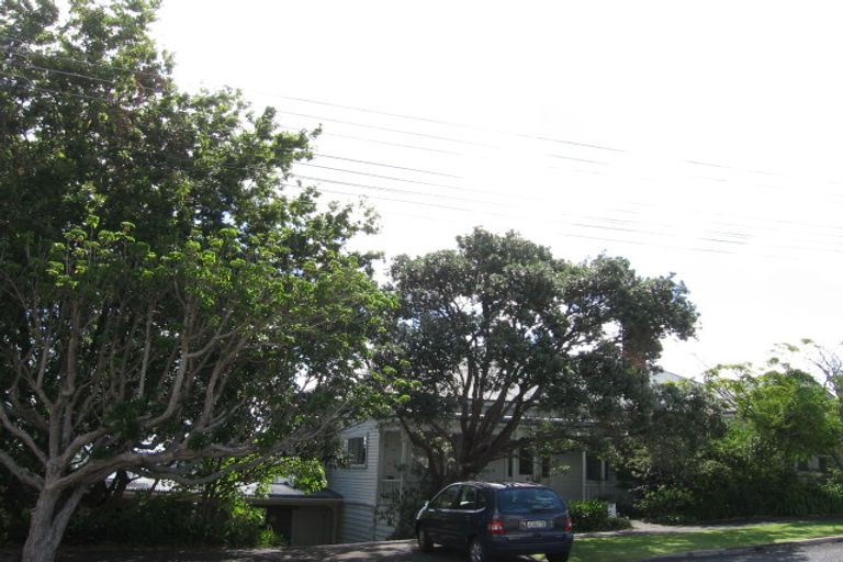 Photo of property in 60 Stanley Point Road, Stanley Point, Auckland, 0624