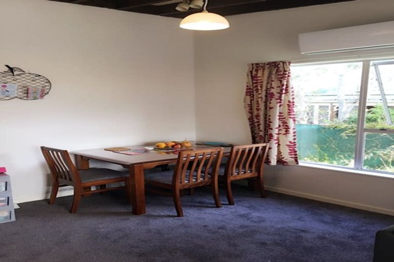 Photo of property in 17a Kingsbridge Place, Newlands, Wellington, 6037