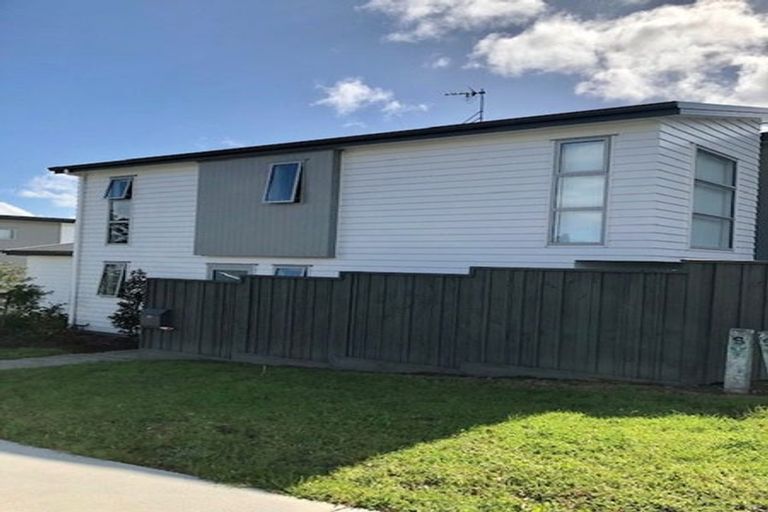 Photo of property in 1a Pavola Grove, Glenfield, Auckland, 0629