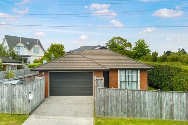 Photo of property in 2 Renata Crescent, Te Atatu Peninsula, Auckland, 0610