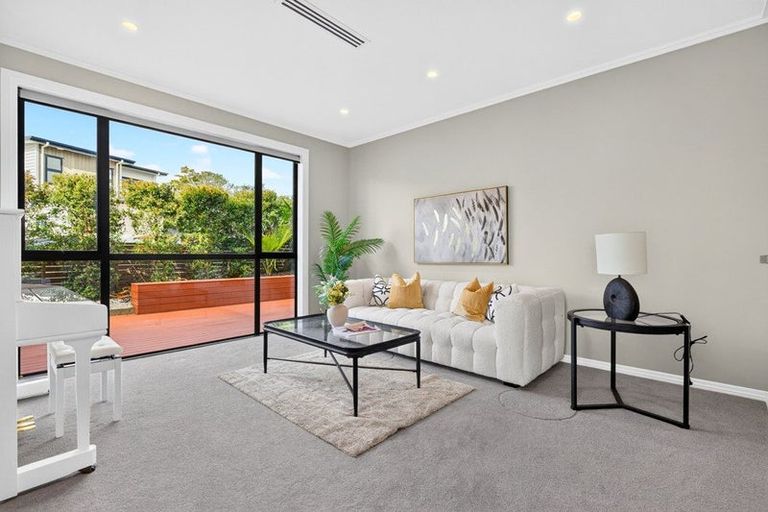 Photo of property in 1 Taku Close, Long Bay, Auckland, 0630