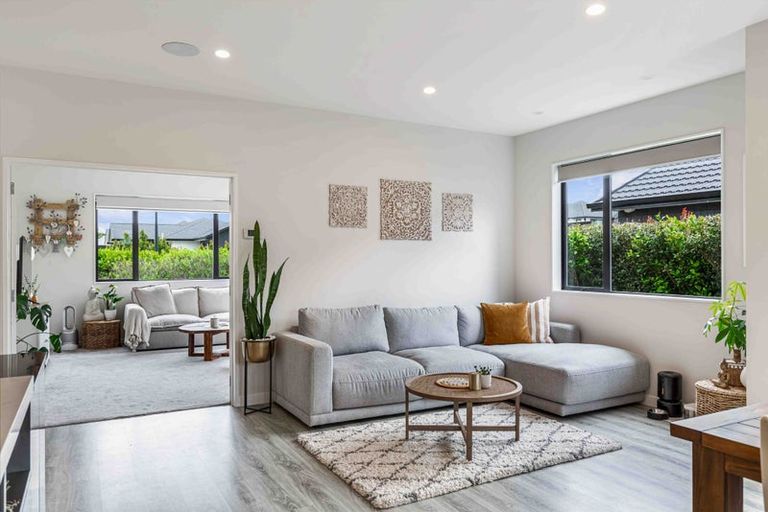 Photo of property in 16 Sir Lincoln Drive, Kumeu, 0810