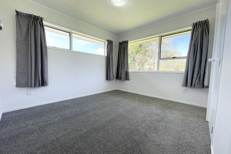 Photo of property in 2/11 Tallington Crescent, Torbay, Auckland, 0630