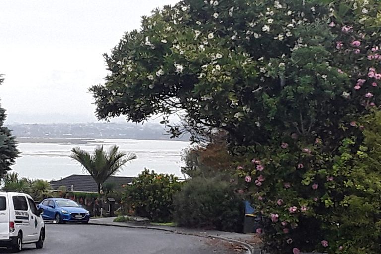 Photo of property in 16 Telstar Place, Beach Haven, Auckland, 0626