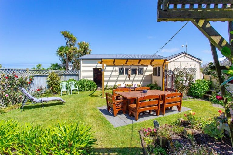 Photo of property in 18 Okiwa Terrace, Waiinu Beach, Whanganui, 4588