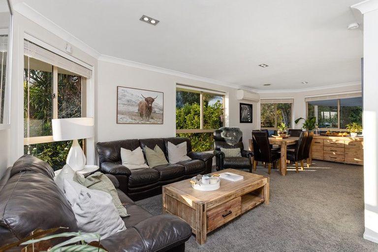 Photo of property in 14 Stonedge Lane, Rosedale, Auckland, 0632