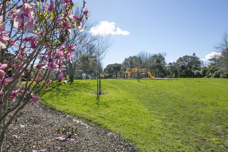Photo of property in 7 La Rosa Street, Green Bay, Auckland, 0604
