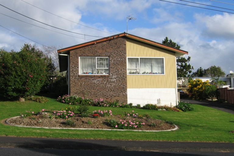 Photo of property in 2/18a Sherwood Avenue, Te Atatu South, Auckland, 0610